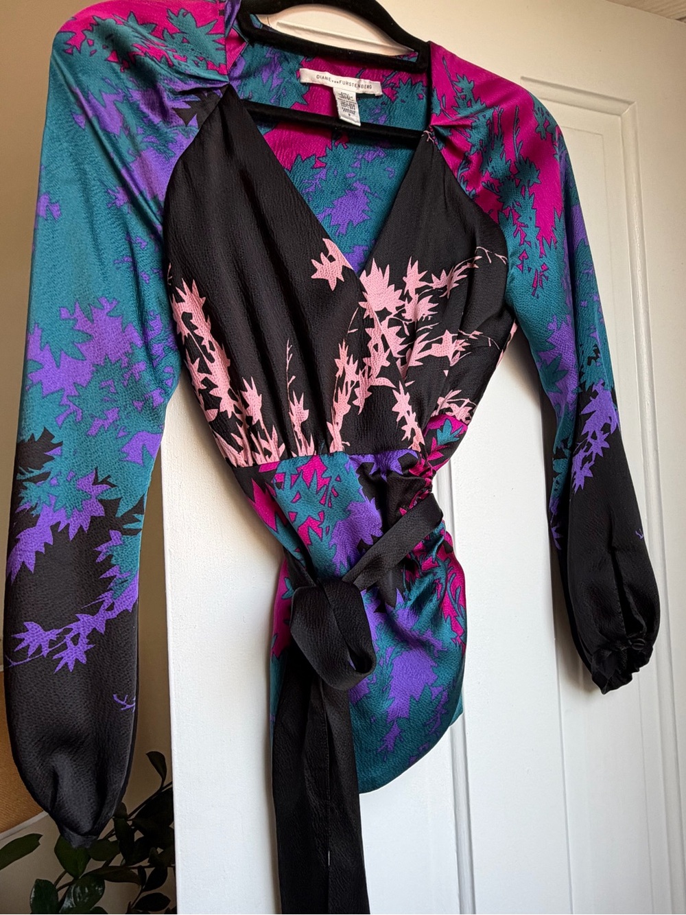 DVF vintage 💯 silk Floral Surplice Wrap Blouse in Pink, Teal & Black 8